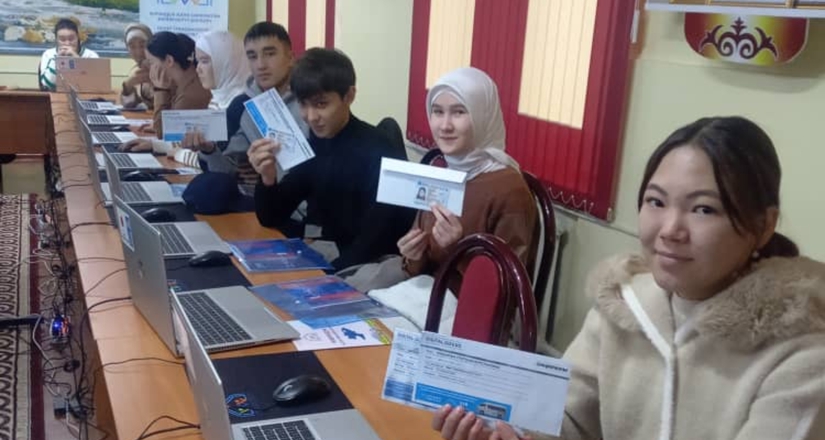Жаштардын бүткүл дүйнөлүк күнүнүн урматына Кыргыз Республикасынын жаш жарандарына биринчи паспорттор тапшырылды
