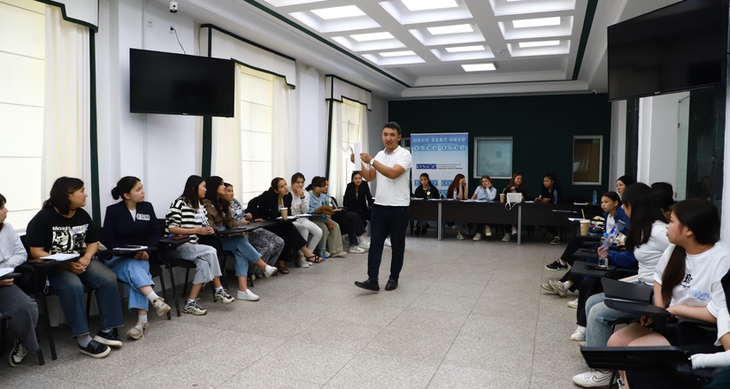 ЖАРАНДЫК БИЛИМ БЕРҮҮ: Аламүдүн районундагы мектептердин 30 окуучусу мамлекеттик башкаруунун негиздери жана шайлоо процесстери боюнча эки күндүк тренингден өтүштү