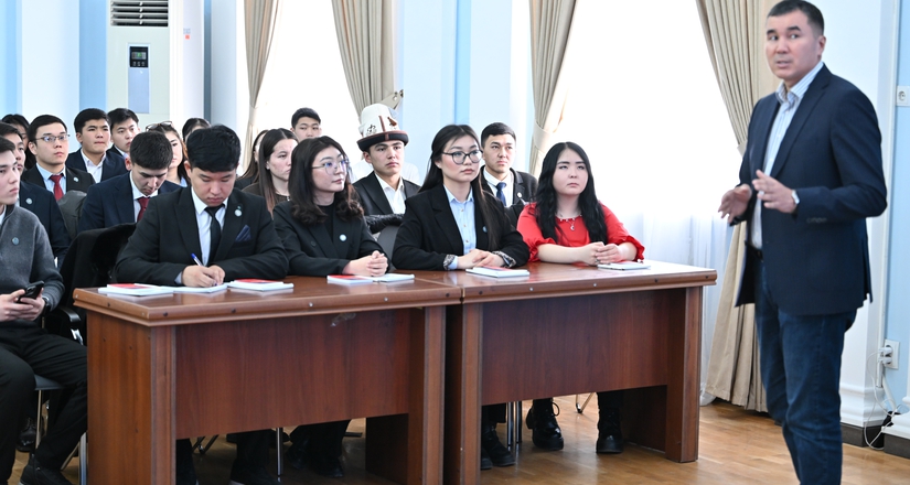 В ЦИК КР состоялась информационно-просветительская встреча со студентами - участниками проекта «Молодежный парламент КР»