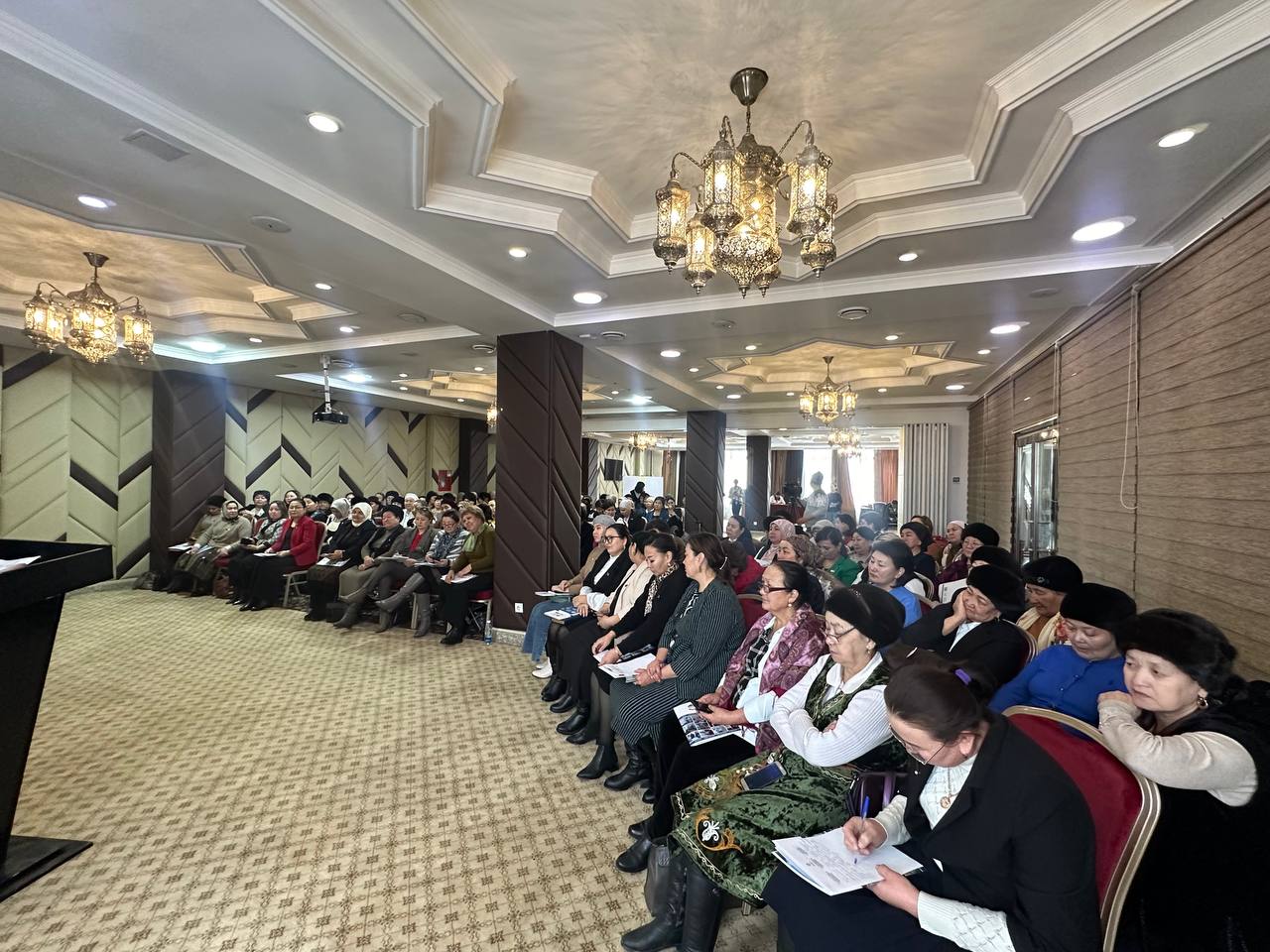 Бүткүл дүйнөлүк шайлоо күнү: Жергиликтүү кеңештердин аял депутаттарынын клубдары аялдардын шайлоого катышуусуна жардам берет