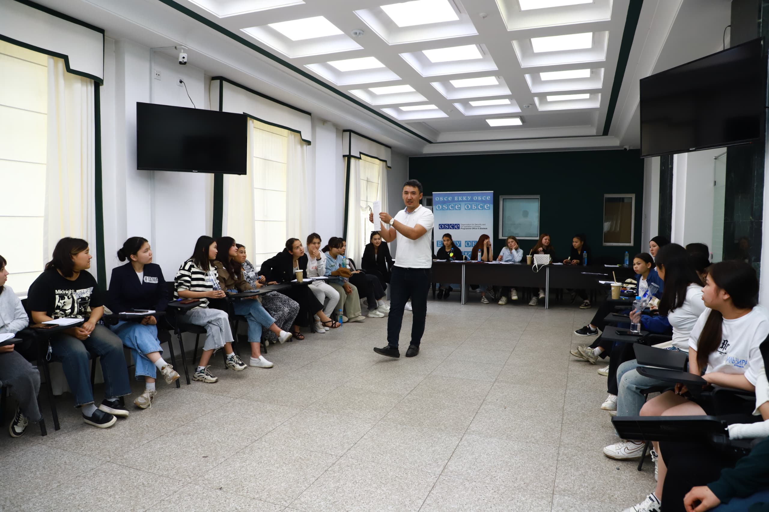 ЖАРАНДЫК БИЛИМ БЕРҮҮ: Аламүдүн районундагы мектептердин 30 окуучусу мамлекеттик башкаруунун негиздери жана шайлоо процесстери боюнча эки күндүк тренингден өтүштү