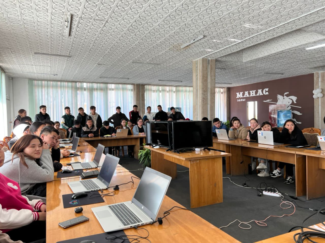 КР БШКнын жарандык жана санариптик билим берүү борборлорунда жаштардын санариптик лидерлер менен жолугушуулары өттү