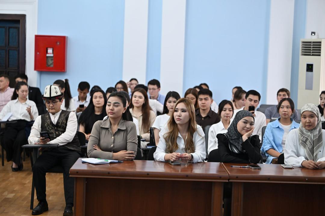 КР БШК мүчөсү У. Жылкыбаев КР ЖК Төрагасынын алдындагы Жаштар кеңешинин катышуучулары үчүн «Жаш кадрлар мектеби» долбоорунун алкагында лекция өткөрдү